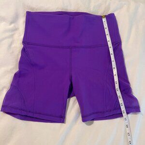 NWOTs Lululemon WunderTrain Mesh Panel 6 inch Short in Atomic Purple size 8